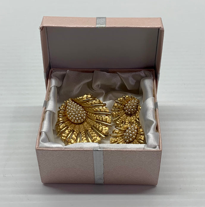 Boucher Collector Broach & Earrings [Countdown Auction]