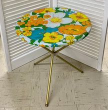 Charger l&#39;image dans la galerie, 70’s Floral Round Metal Table

