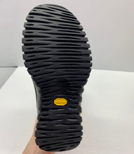 Load image into Gallery viewer, UGG Boots (women’s size 6)
