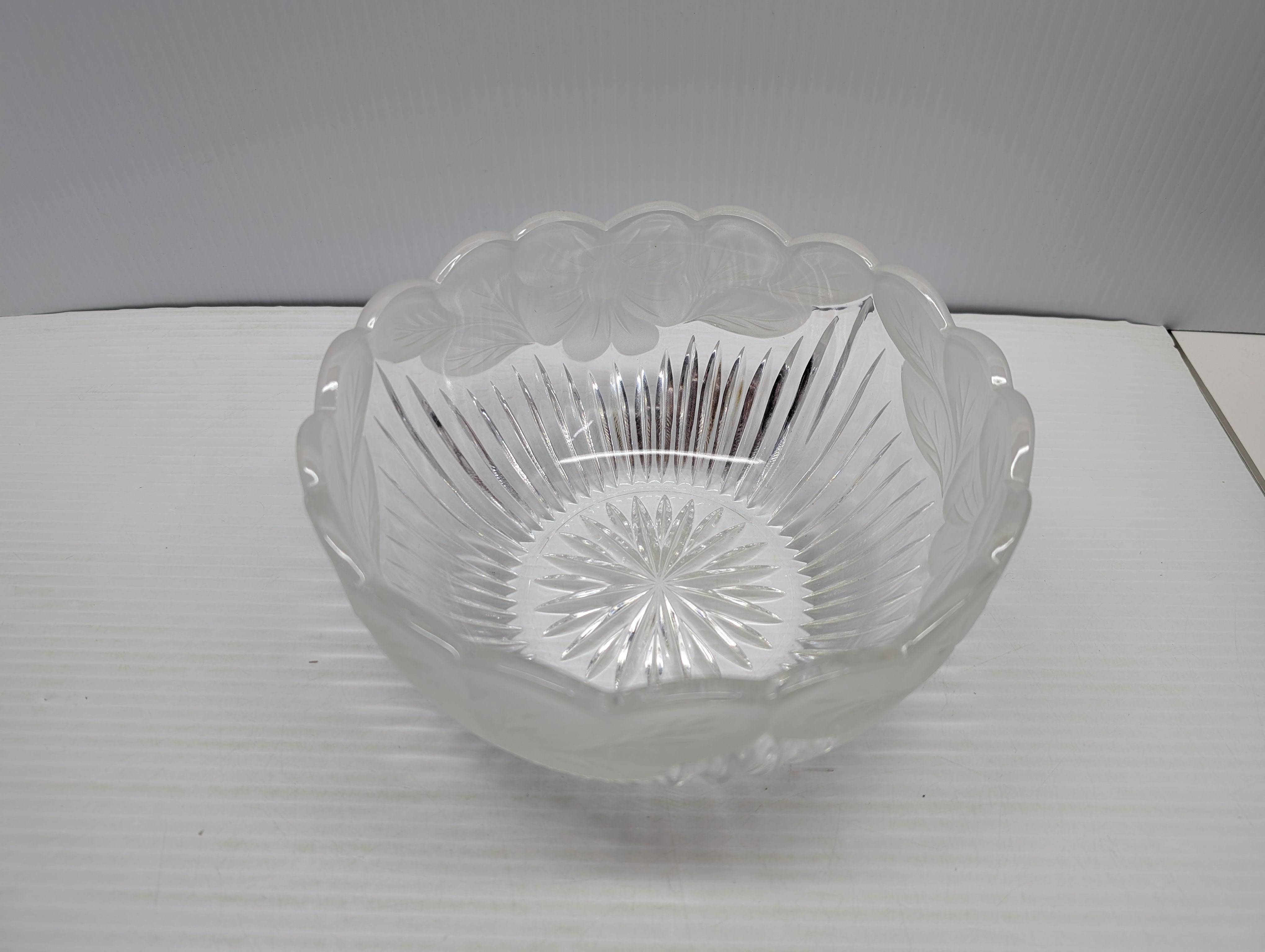 Madison Avenue Vintage Frosted Bowl 24% Lead 