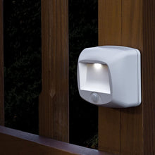 Charger l&#39;image dans la galerie, Lampe de marche à LED à détection de mouvement pour intérieur/extérieur à piles Mr. Beams, paquet de 2, blanc
